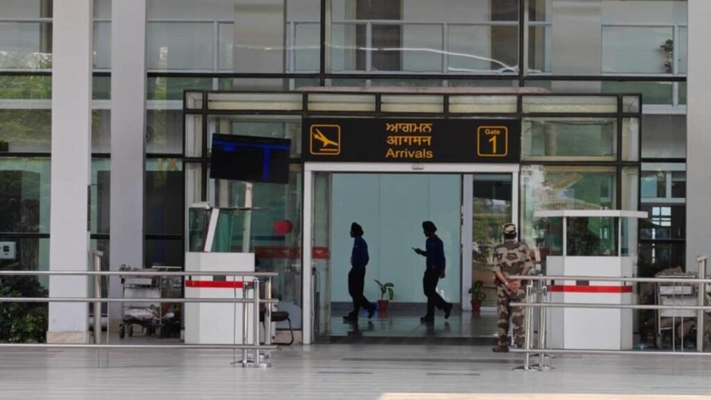 ਓਪੀ ਸਿੰਡੀਓ: ਆਈਏਐਫ ਦਾ ਕੰਟਰੋਲ ਲੈਂਦਾ ਹੈ, ਅੰਮ੍ਰਿਤਸਰ ਏਅਰਪੋਰਟ, ਨਾਗਰਿਕ ਉਡਾਣਾਂ ਰੱਦ ਕੀਤੇ