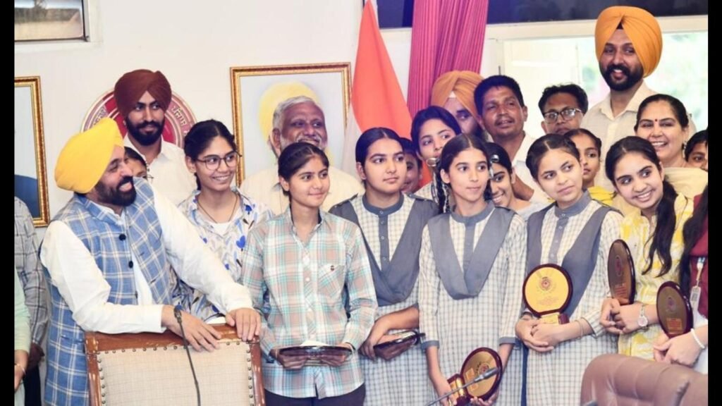 ਕਲਾਸ 10-12 ਟਾਪਰ ਸਨਮਾਨਿਤ; ਰਿਫਾਰਮਜ਼ ਦਾ ਨਤੀਜਾ, ਸੈਮੀ