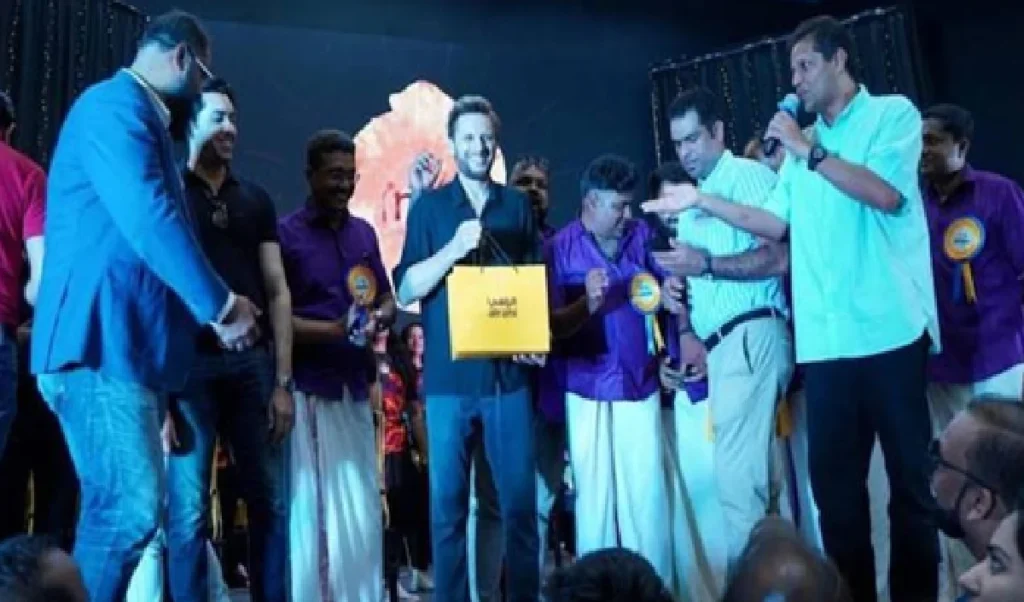 ਕੈਰਲਾ ਦੇ ਲੋਕਾਂ ਵੱਲੋਂ ਸਨਮਾਨਿਤ ਸ਼ਹੀਦ ਅਫੇਹ ਹੋਈ ਅਫਰੀਦੀ ਦਾ ਸਵਾਗਤ ਕੀਤਾ ਗਿਆ, ਇੱਕ ਪਾਕਿਸਤਾਨੀ ਕ੍ਰਿਕਟਰ ਸਨਮਾਨਿਤ ਕੀਤਾ ਗਿਆ