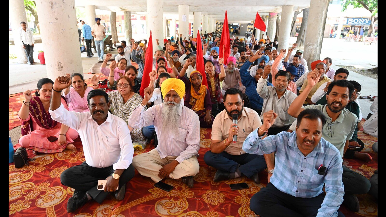 ਚੰਡੀਗੜ੍ਹ: 70 ਅੰਡ ਦੇ ਕਰਮਚਾਰੀਆਂ ਨੂੰ ਹਿਲਾ ਕੇ ਹਾਜ਼ਰੀ ਦੌਰਾਨ