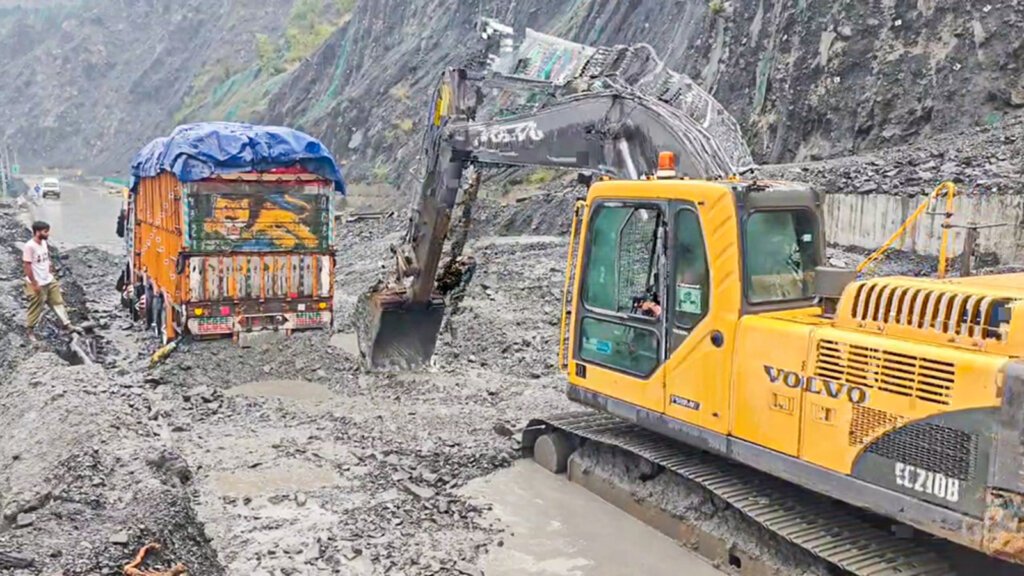 ਜੰਮੂ-ਸ੍ਰੀਨਗਰ ਐਨਐਚ ਨੂੰ ਮੁਅੱਤਲ ਕਰ ਦਿੱਤਾ ਗਿਆ-ਸ੍ਰੀਨਗਰ ਐਨਐਚ, ਜੰਮੂ-ਕੇ.ਏ. ਦੇ ਰਮਬਾਨ ਵਿੱਚ ਫਲੈਸ਼ ਹੜ੍ਹਾਂ