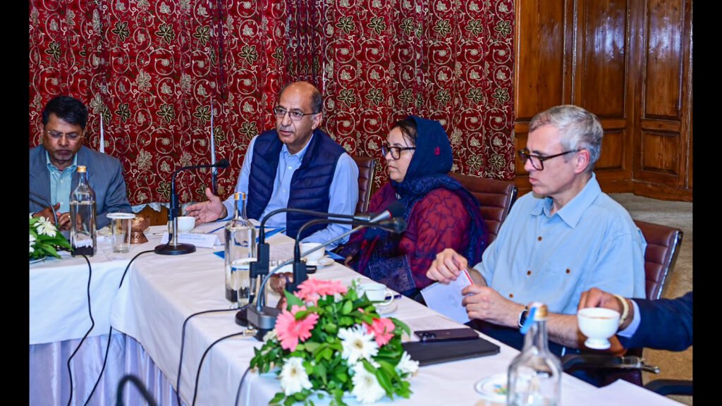 ਟੀਮ ਉਮਰ, ਟੂਰਿਜ਼ਮ ਪੁਨਰ ਸੁਰਜੀਤੀ ਟੂਰ ‘ਤੇ, ਗੁਲਮਾਰਗ ਵਿੱਚ ਮਿਲਦੀ ਹੈ