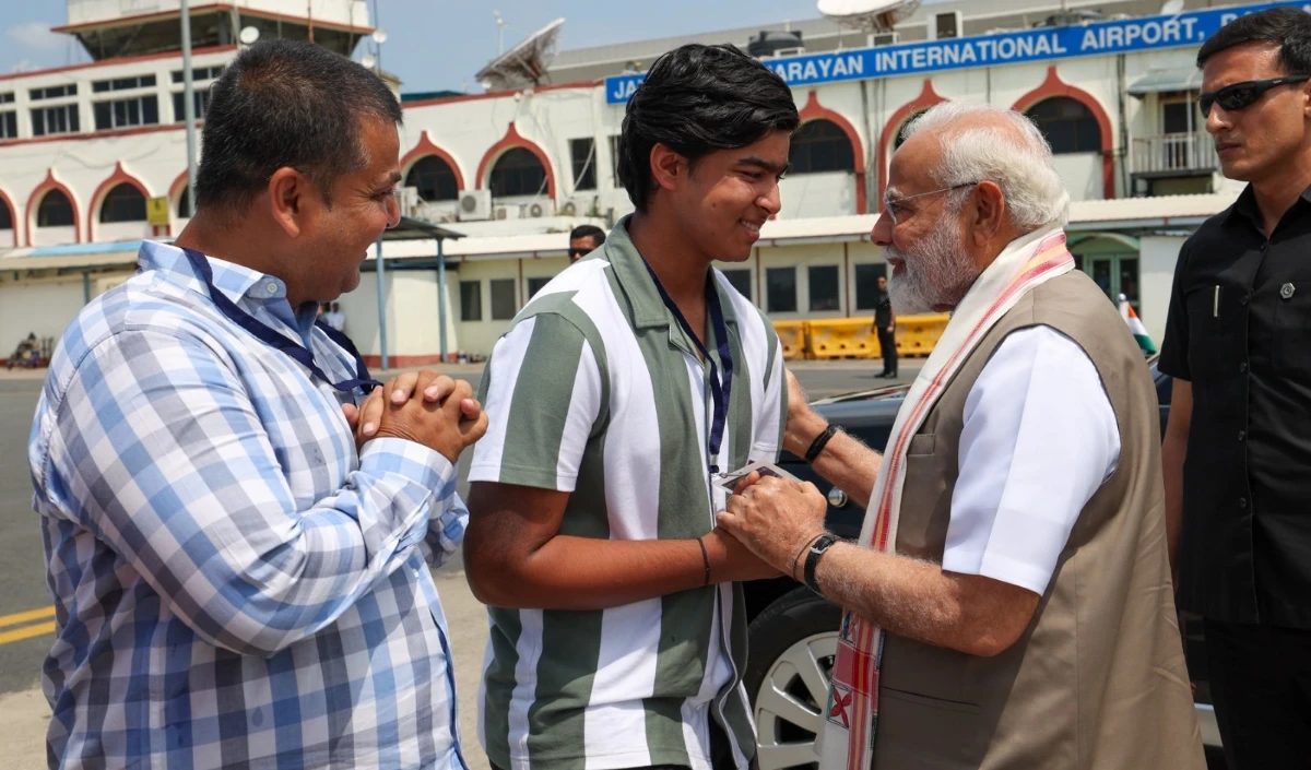 ਪ੍ਰਧਾਨ ਮੰਤਰੀ ਮੋਦੀ ਨੇ ਆਈਪੀਐਲ ਐਸਨਟਾ ਏਅਰਪੋਰਟ ਨੂੰ ਆਈਪੀਐਲ ਸਨਸਨੀਕ ਦੇ ਪਟਨਾ ਏਅਰਪੋਰਟ ਵਿਖੇ ਮੁਲਾਕਾਤ ਕੀਤੀ, ਯੌਂ ਕ੍ਰਿਕਟਰ ਨੇ ਆਪਣੇ ਪੈਰਾਂ ਨੂੰ ਛੋਹਿਆ ਅਤੇ ਅਸ਼ੀਰਵਾਦ ਲਿਆ