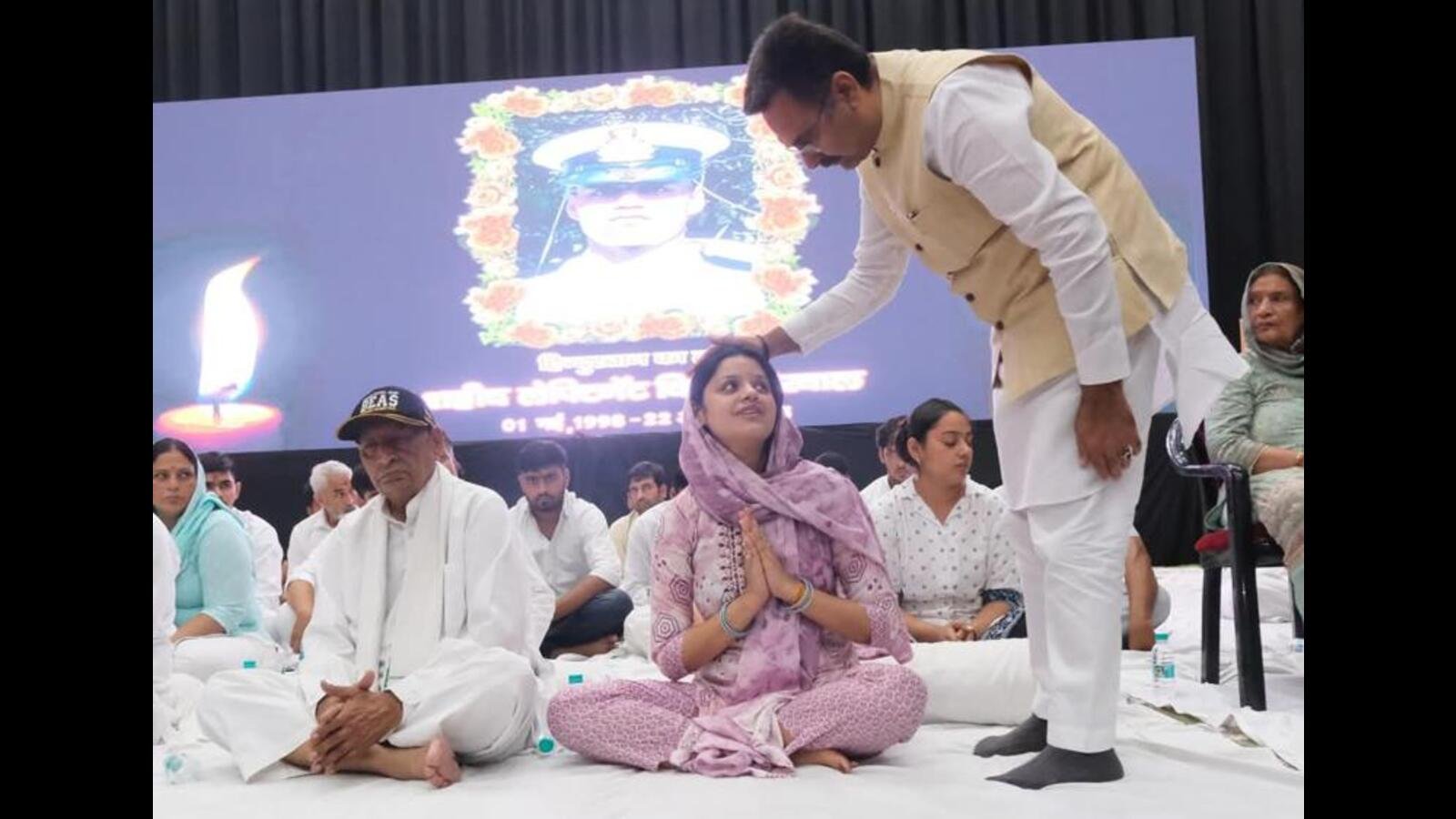 ਪ੍ਰਾਰਥਨਾ ਨੂੰ ਮਿਲਦੀ ਹੈ, ਬੱਰਨ ਵਿੱਚ ਮਾਰੇ ਗਏ ਕਰਨਲ ਵੇਵਲ ਅਧਿਕਾਰੀ
