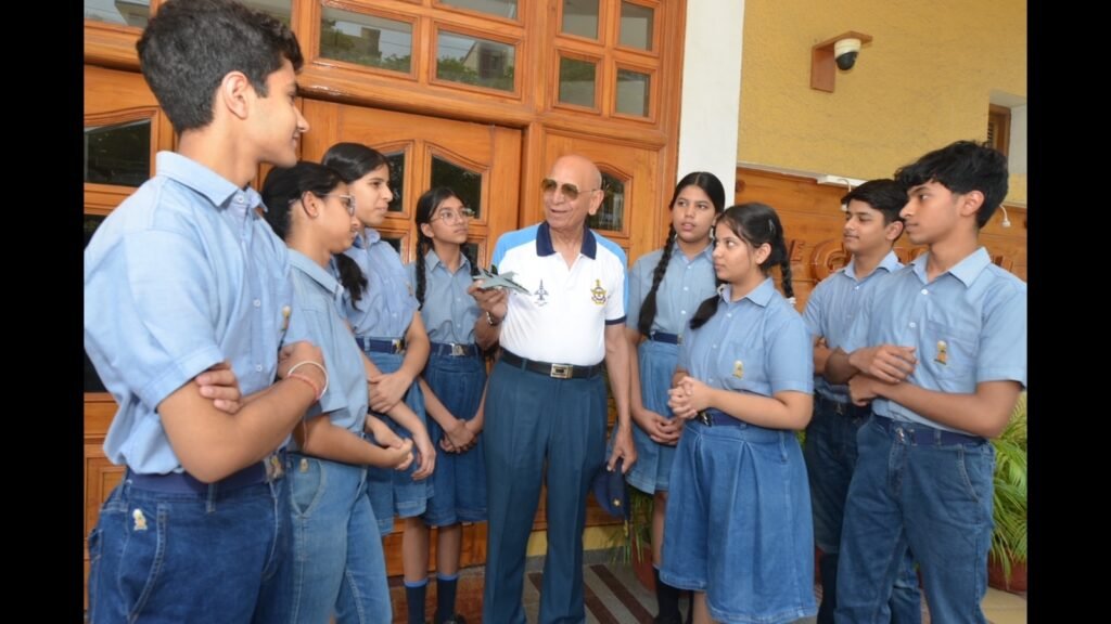 ਪੰਚਕੁਲਾ: ਸੇਵਾਮੁਕਤ ਆਈਏਐਫ ਪਾਇਲਟ ਗੁਰੂਕੁੂਲ ਵਿਖੇ 1971 ਜੰਗ ਦੀਆਂ ਕਹਾਣੀਆਂ ਹਨ