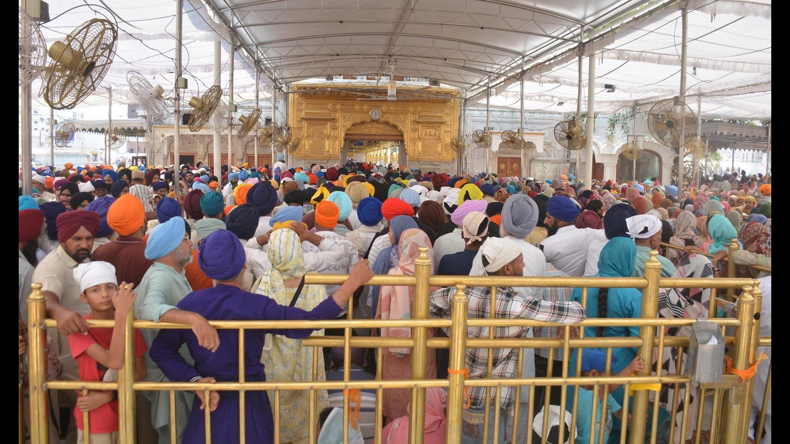 ਪੰਜਾਬ: ਗੋਲਡਨ ਮੰਦਰ ਜੰਗਬੰਦੀ ਤੋਂ ਬਾਅਦ ਸ਼ਰਧਾਲੂਆਂ ਦੀ ਵਾਪਸੀ ਕਰਦਾ ਹੈ