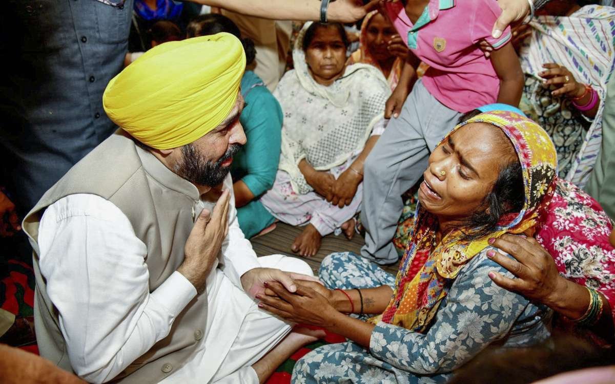 ਪੰਜਾਬ ਹੁੱਕ ਦੁਖਾਂਤ: ਮੌਤ ਦੀ ਗਿਣਤੀ 21 ਹੋ ਗਈ, ਕਿੰਗਪਿਨ ਨੇ 10 ਗ੍ਰਿਫਤਾਰ ਕੀਤੇ, ਮਜੀਠਾ ਡੀਐਸਪੀ ਅਤੇ ਸ਼ੋਅ ਨੂੰ ਮੁਅੱਤਲ ਕਰ ਦਿੱਤਾ