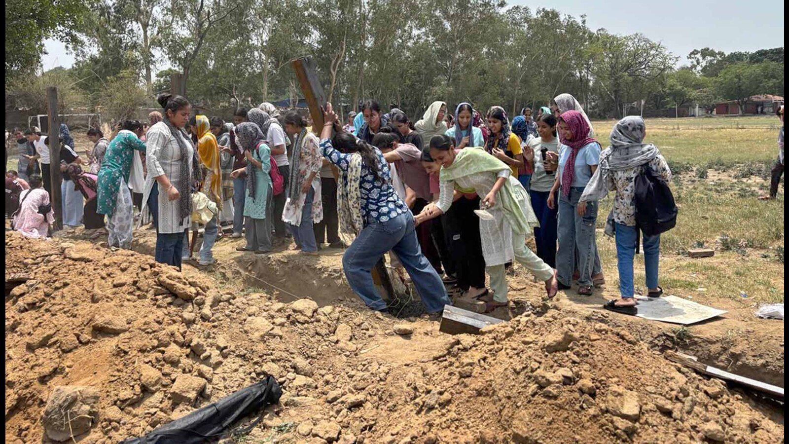 ਲੁਧਿਆਣਾ: ਲੜਕੀ ਦੇ ਵਿਦਿਆਰਥੀ ਪ੍ਰਭਾਵਿਤ ਥਿਲਰਜ਼, 'ਖੇਡ ਦੇ ਮੈਦਾਨ ਦੇ ਗ੍ਰਾਮ' ਦੇ ਵਿਰੋਧ ਵਿੱਚ ਲਾਕ ਫਾਟਕ