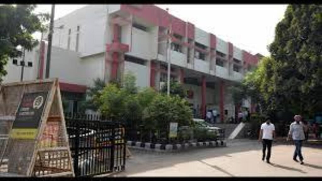 ਲੁਧਿਆਣਾ: ਸਤਲੁਜੇ ਕਲੱਬ ਨੂੰ ਰਾਜਨੀਤਿਕ ਹੋਰਡਿੰਗਜ਼ ਉੱਤੇ ਨਜ਼ਰ ਆਇਆ