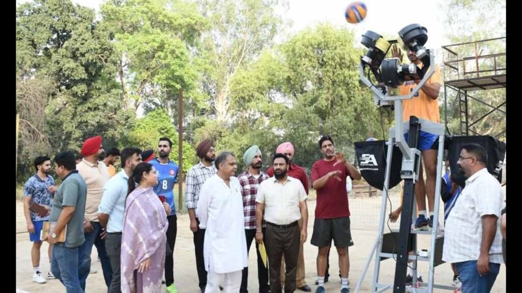 ਲੁਧਿਆਣਾ: ਸਰਕਾਰੀ ਕਾਲਜ ਦੀ ਪਹਿਲੀ ਵਾਲੀਬਾਲ ਪਿਚਿੰਗ ਮਸ਼ੀਨ ਪ੍ਰਾਪਤ ਕਰਦੀ ਹੈ