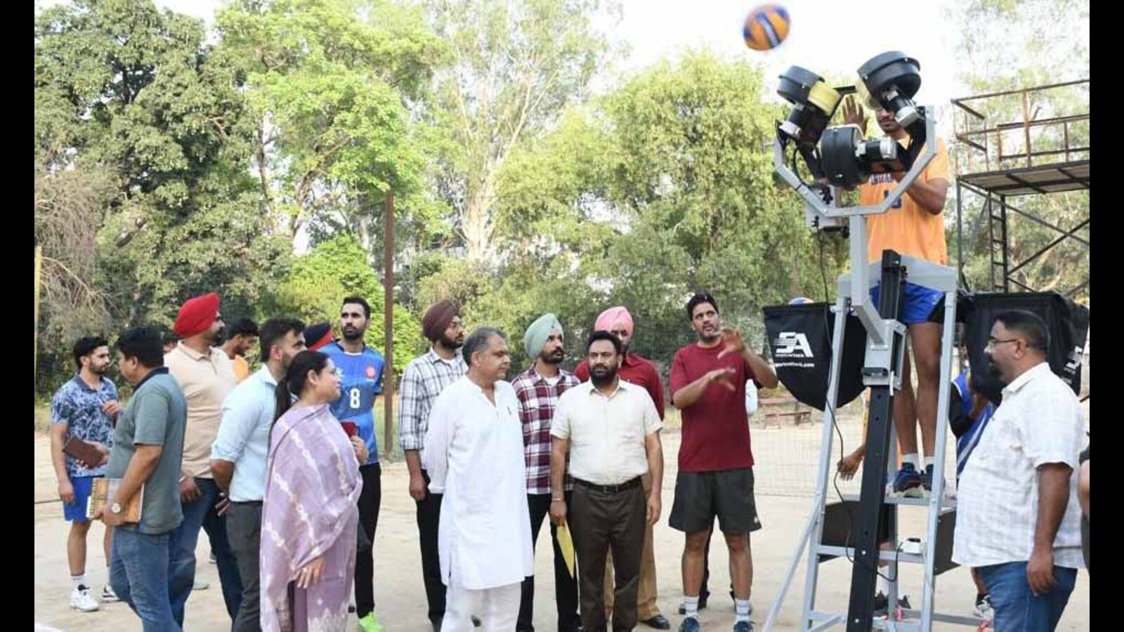 ਲੁਧਿਆਣਾ: ਸਰਕਾਰੀ ਕਾਲਜ ਦੀ ਪਹਿਲੀ ਵਾਲੀਬਾਲ ਪਿਚਿੰਗ ਮਸ਼ੀਨ ਪ੍ਰਾਪਤ ਕਰਦੀ ਹੈ