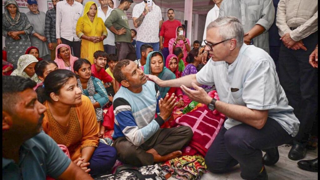 ਲੋਕਾਂ ਨੂੰ ਜੰਮੂ ਵਿਚ ਪਨਾਹਗਾਹਾਂ ਵਿਚ ਤਬਦੀਲ ਹੋ ਜਾਂਦਾ ਹੈ ਕਿਉਂਕਿ ਡਰ ਦੂਰ ਹੁੰਦਾ ਹੈ