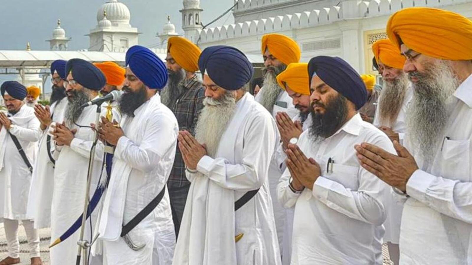ਸ਼੍ਰੋਮਣੀ ਕਮੇਟੀ ਨੇ ਪੰਜਾਬ ਦੇ ਗੁਰਦਾਸਪੁਰ ਵਿੱਚ ਗੁਰੂ ਗ੍ਰੰਥ ਸਾਹਿਬ ਦੇ ਪਵਿੱਤਰ ਸਰੂਪਾਂ ਨੂੰ ਤਬਦੀਲ ਕੀਤਾ