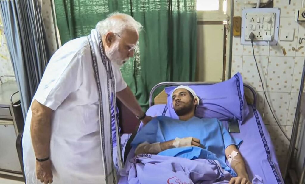 ‘ਅਣਗਿਣਤ ਦੁਖਾਂਤ’: ਪ੍ਰਧਾਨ ਮੰਤਰੀ ਮੋਦੀ ਨੇ ਅਹਿਮਾਤਾਬਾਦ ਜਹਾਜ਼ ਦੇ ਕਰੈਸ਼ ਸਾਈਟ ਨੂੰ ਮਿਲ ਕੇ ਦੌਰਾ ਕੀਤਾ, ਜੋ ਕਿ ਇਕੱਲੇ ਬਚੇ ਹਨ