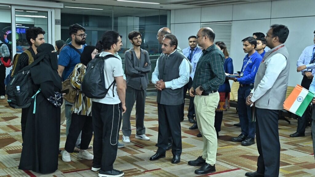 ਓਪਰੇਸ਼ਨ ਸਿੰਧੂ: ਇਹ ਕਹਿੰਦਾ ਹੈ ਕਿ ਭਾਰਤ ਇਜ਼ਰਾਈਲ ਤੋਂ ਬਾਅਦ ਇਜ਼ਰਾਈਲ ਤੋਂ ਅੰਦੋਲਨ ਜਾਰੀ ਕਰ ਰਿਹਾ ਹੈ