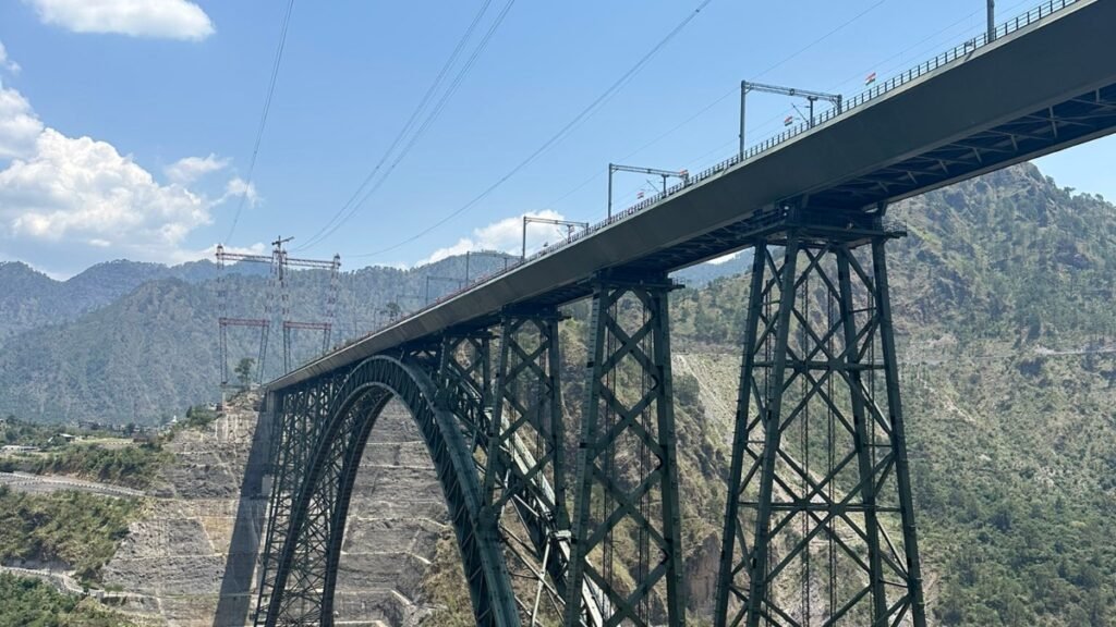 ਚੇਨਾਬ ਰੇਲਵੇ ਬ੍ਰਿਜ: ਕਿਵੇਂ ਭਾਰਤੀ ਸੰਸਥਾਵਾਂ ਅਤੇ ਕੰਪਨੀਆਂ ਇੱਕ ਮੱਕੀ ਬਣਾਉਣ ਲਈ ਇਕੱਠੇ ਹੋਏ