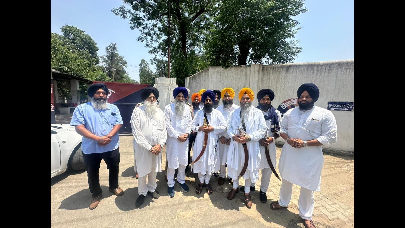 ਜਥੇਦਾਰ ਨੂੰ ਮਿਲਣ ਵਾਲੇ ਰਾਜੋਆਣਾ ਨੂੰ ਮਿਲੇ, ਜੋ ਕਿ ਓਪੀ ਬਲੂਸਟਾਰ ਅਨੀਵੀ ਤੋਂ ਪਹਿਲਾਂ ਏਕਤਾ ਦੀ ਮੰਗ ਕਰਦੇ ਹਨ