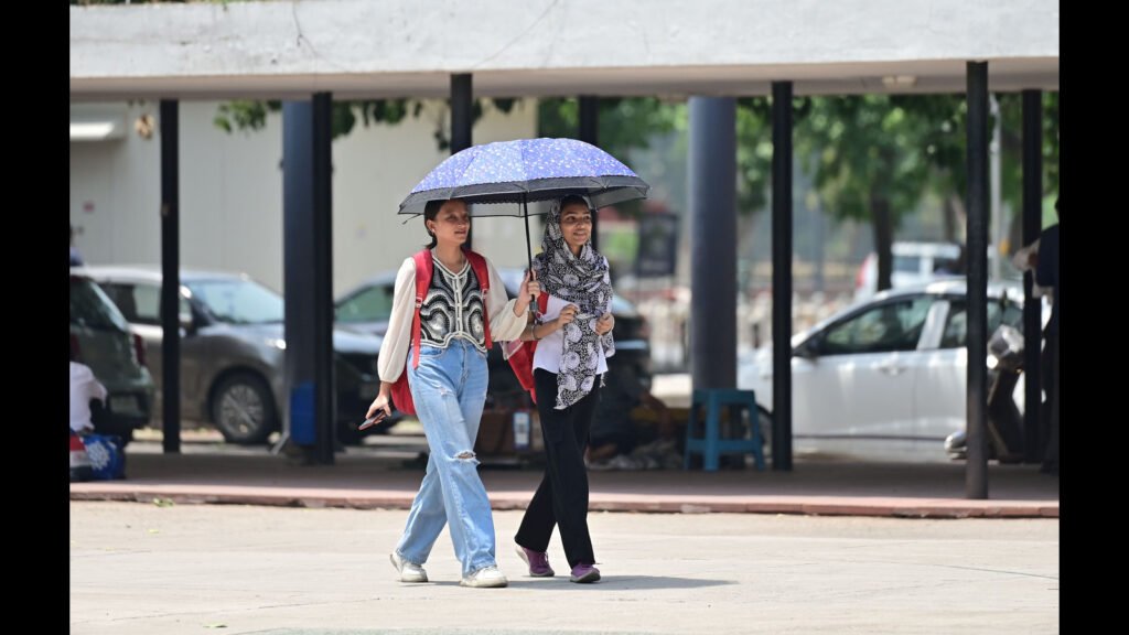 ਤਾਪਮਾਨ ਚੰਡੀਗੜ੍ਹ ਵਿੱਚ 42.2 ° C ਤੇ ਛਾਲ ਮਾਰਦਾ ਹੈ, ਪਰ ਸ਼ਾਵਰ ਆ ਰਹੇ ਹਨ