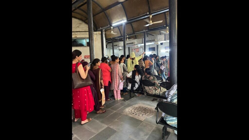 ਪੀਜੀਆਈ ਟੈਸਟ ਕਾ ters ਂਟਰ ‘ਤੇ ਸਟਾਫ ਮਰੀਜ਼ਾਂ ਦੀਆਂ ਮੁਸੀਬਤਾਂ ਨੂੰ ਜੋੜਦਾ ਹੈ