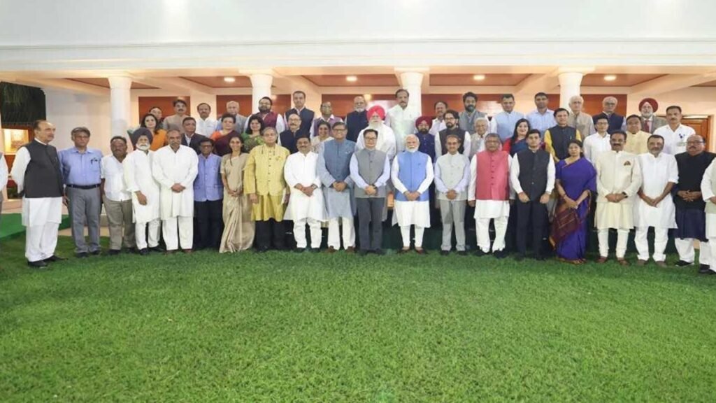 ਪ੍ਰਧਾਨ ਮੰਤਰੀ ਮੋਦੀ ਨੇ ਭਾਰਤ ਦੇ ਅੱਤਵਾਦ ਵਿਰੋਧੀ ਰੁਖ ‘ਤੇ ਗਲੋਬਲ ਪਹੁੰਚ ਤੋਂ ਬਾਅਦ ਸਰਕਾਰੀ-ਪਾਰਟੀ ਵਫਦਾਂ ਦੇ ਮੈਂਬਰਾਂ ਨੂੰ ਪੂਰਾ ਕੀਤਾ