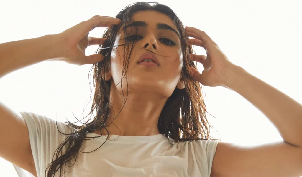 ਬਾਲੀਵੁੱਡ ਲਪੇਟ | ਹਸੀਨਾ ਸ਼ਾਲਿਨੀ ਪਾਂਡੇ ਨੇ ਪਾਰਦਰਸ਼ੀ ਪਹਿਰਾਵੇ ਵਿਚ ਤਬਾਹੀ ਮਚਾਉਣੀ, ਇੰਟਰਨੈੱਟ ਨੂੰ ਭੜਕਾਉਣ ਨਾਲ ਇੰਟਰਨੈਟ ਤੇ ਤਬਾਹੀ ਮਚਾ ਦਿੱਤੀ