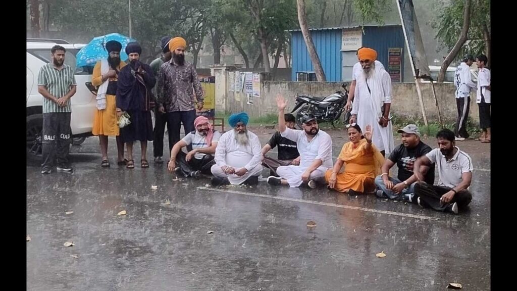 ਲੁਧਿਆਣਾ: ਧਾਰਮਿਕ ਸਥਾਨ ‘ਤੇ ਪਸ਼ੂ ਸੰਗਤ ਵਿਚ ਵਿਰੋਧ ਪ੍ਰਦਰਸ਼ਨ ਕਰਦੇ ਹਨ