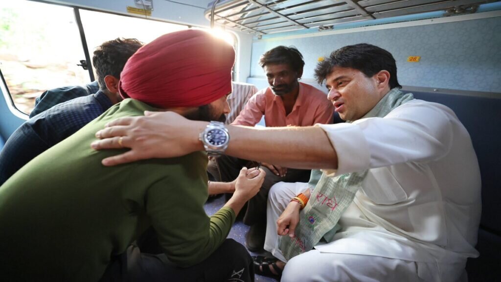 ਵੀਡੀਓ: ਜੋਤੀਰਾਦਿੱਤਿਆ ਸਿੰਧੀਆ ਨੂੰ ਰੇਲ ਯਾਤਰਾ ਦੌਰਾਨ ਕਲਾਸਿਕ ਬਾਲੀਵੁੱਡ ਦਾ ਗਾਣਾ ‘ਸੁਹਾਨਾ ਸਫਾਰ’