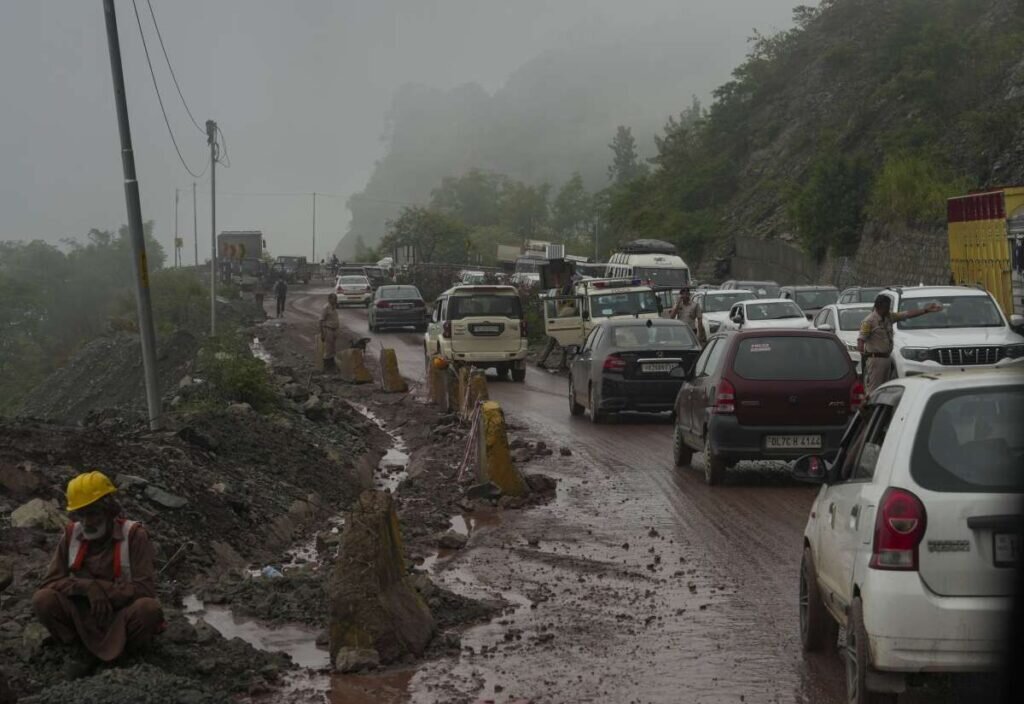 ਹਿਮਾਚਲ ਮੌਸਮ ਦਾ ਅਪਡੇਟ: ਖਾਤਿਆਂ ਕਾਰਨ 285 ਸੜਕਾਂ ਬੰਦ ਹੋ ਗਈਆਂ, ਆਈ.ਐੱਮ.ਡੀ. ਰਾਜ ਲਈ ਭਾਰੀ ਬਾਰਸ਼ ਚੇਤਾਵਨੀ ਦੀ ਭਵਿੱਖਬਾਣੀ ਕਰਦਾ ਹੈ