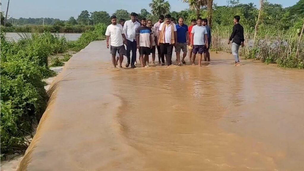 ਓਡੀਸ਼ਾ: ਤਿੰਨ ਨਦੀਆਂ ਦੇ ਰੂਪ ਵਿੱਚ ਹੜ੍ਹ ਦੀ ਸਥਿਤੀ ਤਿੰਨ ਖੇਤਰਾਂ ਵਿੱਚ ਸੁੱਜ ਗਈ; ਸਰਕਾਰ ਲੋਕਾਂ ਨੂੰ ਸੁਰੱਖਿਅਤ ਥਾਵਾਂ ‘ਤੇ ਬਦਲ ਦਿੰਦੀ ਹੈ