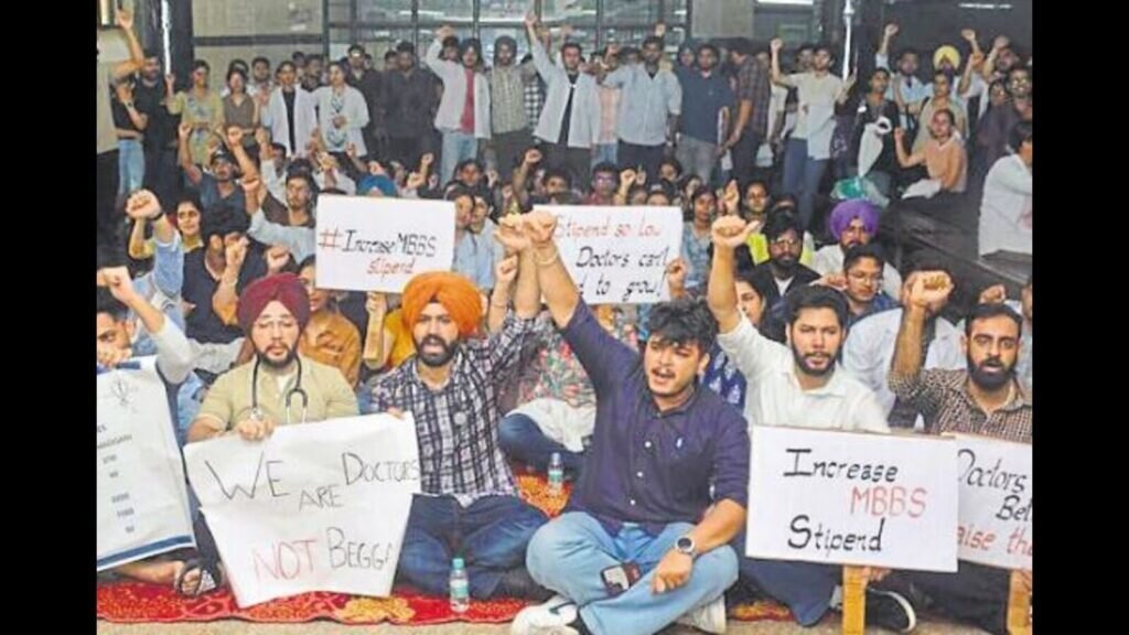 ਚੰਡੀਗੜ੍ਹ: ਡੌਕਸ ਨੇ ਵਜ਼ੀਫ਼ੇ ਵਾਧੇ ਤੋਂ ਬਾਅਦ ਵਿਰੋਧ ਪ੍ਰਦਰਸ਼ਨ ਕੀਤਾ, ਬਾਂਡ ਸਮੀਖਿਆ ਬੀਮਾ