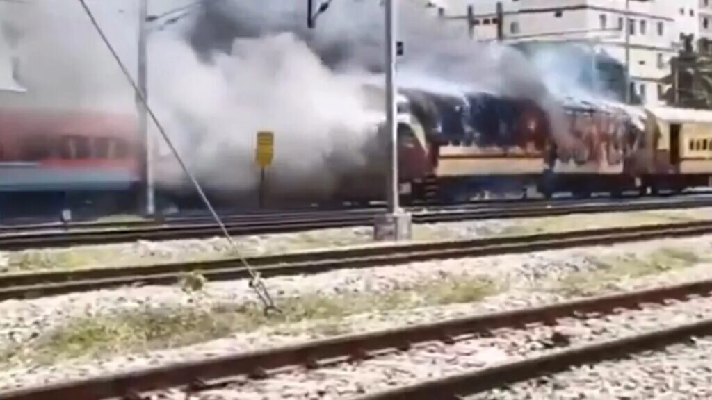 ਤਿਰੂਪਤੀ ਦੇ ਕੋਚਾਂ ਵਿਚ ਅੱਗ ਬੁਝਾਉਣ ਵਾਲੇ ਰੇਸ਼ੇ ਵਿਚ ਲੱਗੀ ਹੋਈ ਹੈ, ਜਿਸ ਨੂੰ ਤਿਰੂਪਤੀ ਪ੍ਰਤੱਖ ਹੈ, ਮੇਜਰ ਦੁਖਾਂਤ