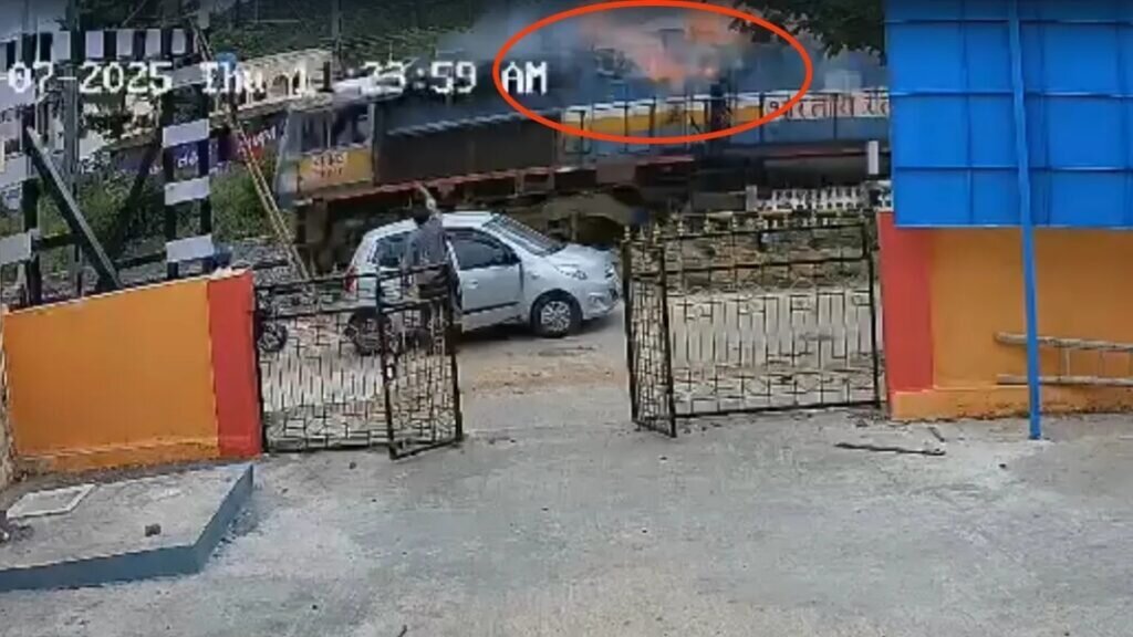 ਮਾਇਸੂਰੁ-ਉਦੈਪੁਰ ਪੈਲੇਸ ਕਲੇਮਫਰ ਐਕਸਪ੍ਰੈਸ ਦੇ ਇੰਜਣ ਵਿੱਚ ਅੱਗ ਬੁਝਾਉਂਦੀ ਹੈ: ਵੀਡੀਓ ਵੇਖੋ