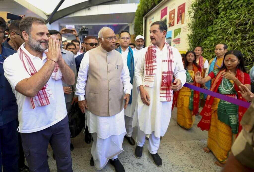 ਰਾਹੁਲ ਗਾਂਧੀ ਅਤੇ ਖੜਗੇ ਪ੍ਰਧਾਨ ਮੰਤਰੀ ਨੂੰ, ਜੰਮੂ-ਕਸ਼ਮੀਰ ਨੂੰ ਪੂਰੇ ਰਾਜ ਨੂੰ ਮੁੜ ਪ੍ਰਾਪਤ ਕਰਨ ਦੀ ਅਪੀਲ ਕਰ