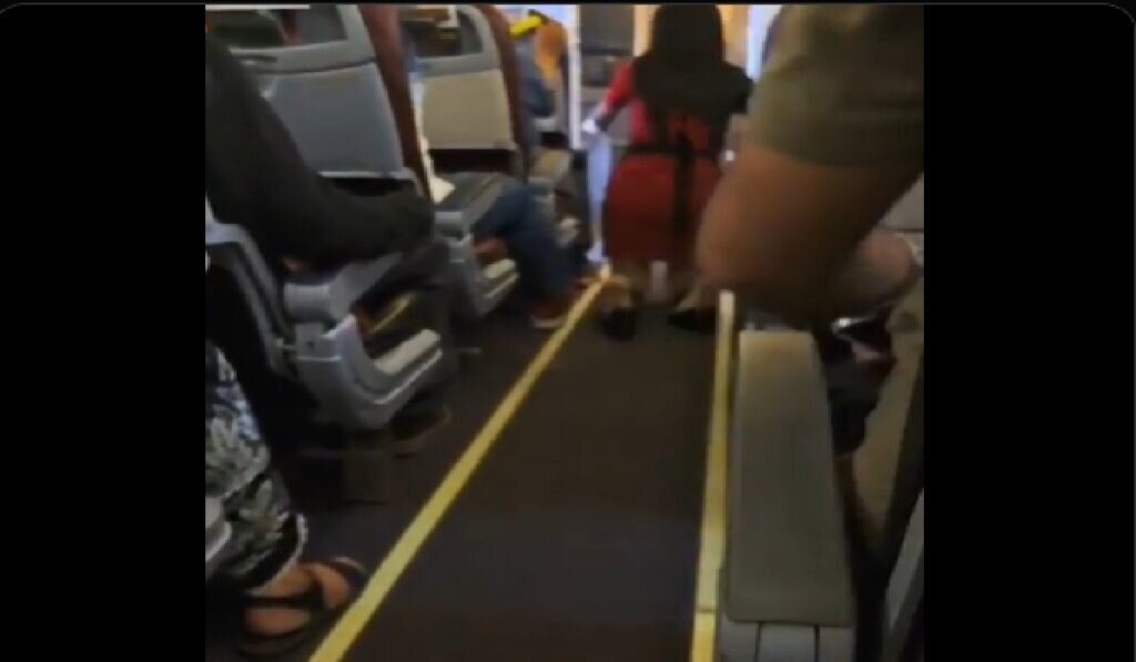 ਸਪਾਈਸਜੈੱਟ ਦੀ ਉਡਾਣ ਤੋਂ ਸ੍ਰੀਨਗਰ ਨੇ ਬਾਂਹਲ ਪਾਸ ਉੱਤੇ ਮਿਡ-ਏਅਰ ‘ਫ੍ਰੀ ਡਿਵੈਲ ਫਾਲ’ ਤਜ਼ਰਬੇਕਾਰ ਵੈਰਲ ਹੈ