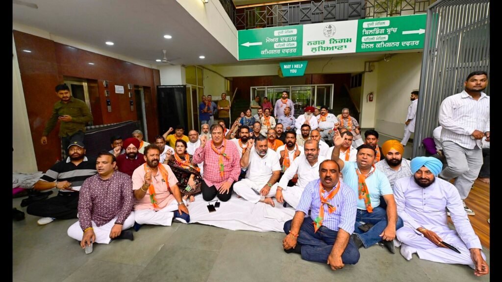 ਦੁਰਵਿਵਹਾਰ ਦਾ ਦੋਸ਼ ਲਗਾਉਂਦੇ ਹੋਏ, ਵਿਰੋਧੀ ਧਿਰ ਲੁਧਿਆਣਾ ਮੇਅਰ ਖ਼ਿਲਾਫ਼ ਰੋਸ