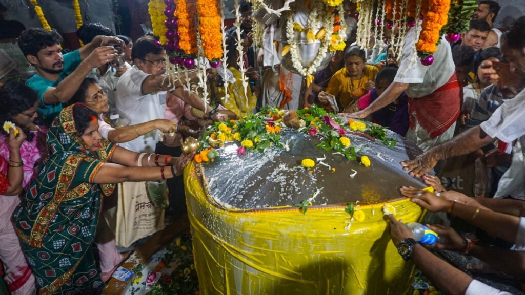 ਸਾਇਨ ਦੇ ਪਿਛਲੇ ਸੋਮਵਾਰ ਨੂੰ ਸ਼ਰਧਾਲੂਆਂ ਨੇ ਭਾਰਤ ਭਰ ਵਿੱਚ ਤ੍ਰੌਂਘ ਸ਼ਿਵ ਮੰਦਰਾਂ ਵੀਡੀਓ