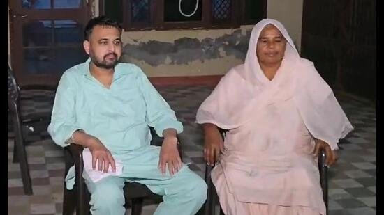 25 ਘੰਟਿਆਂ ਤੋਂ ਵੱਧ ਸਮੇਂ ਤੱਕ ਹੱਥਾਂ ‘ਚ ਬੰਨ੍ਹੇ ਅਤੇ ਲੱਤਾਂ ‘ਚ ਜੰਜ਼ੀਰਾਂ ਨਾਲ ਬੰਨ੍ਹੇ, ਇੱਥੋਂ ਤੱਕ ਕਿ ਲੂ ‘ਚ ਵੀ’: ਹਰਿਆਣਾ ਤੋਂ ਡਿਪੋਰਟੀਆਂ ਨੇ ਦੁੱਖ ਸਾਂਝਾ ਕੀਤਾ