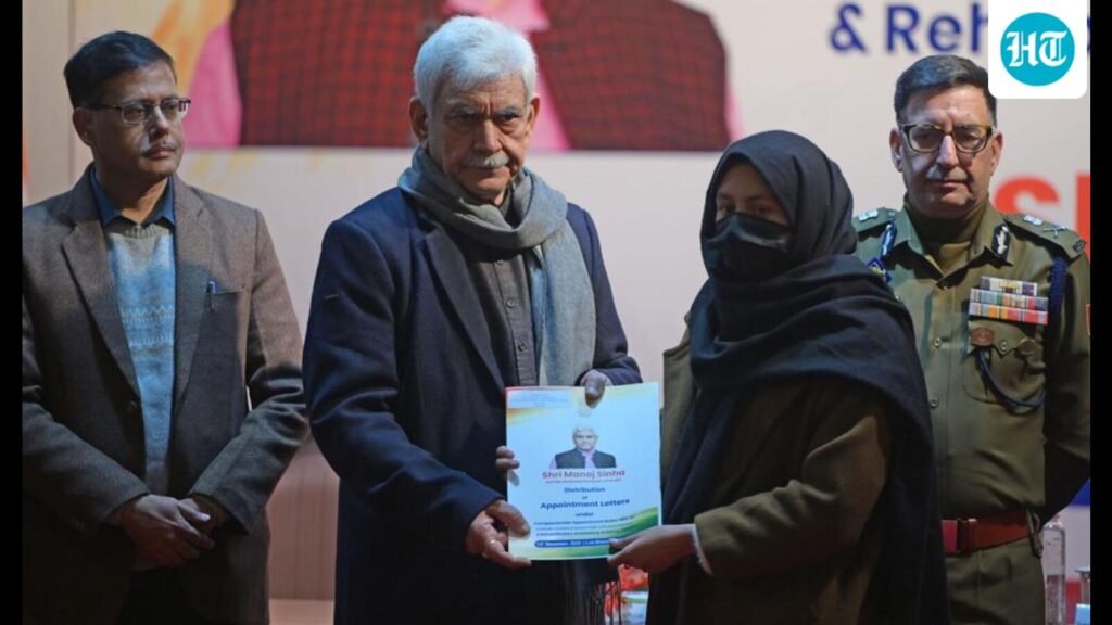 39 ਅੱਤਵਾਦੀਆਂ ਦੇ ਵਾਰਸਾਂ ਨੂੰ ਮਿਲੇ ਨੌਕਰੀ ਪੱਤਰ; ਉਹਨਾਂ ਦੇ ਸਸ਼ਕਤੀਕਰਨ ਨੂੰ ਯਕੀਨੀ ਬਣਾਉਣਾ: LG