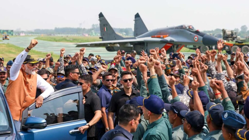 PM ਮੋਦੀ ਨੇ ਵਿਜੇ ਦਿਵਸ ‘ਤੇ 1971 ਦੀ ਜੰਗ ਦੇ ਨਾਇਕਾਂ ਨੂੰ ਯਾਦ ਕੀਤਾ: ‘ਸਾਡੇ ਇਤਿਹਾਸ ਦਾ ਮਾਣ ਦਾ ਪਲ’