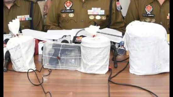 ਅੰਮ੍ਰਿਤਸਰ: ਸਰਹੱਦ ਪਾਰੋਂ ਨਸ਼ੀਲੇ ਟੀਕਿਆਂ ਦਾ ਪਰਦਾਫਾਸ਼; 4 ਕਿਲੋ ਹੈਰੋਇਨ, 1 ਕਿਲੋ ਆਈਸੀਈ, ਪਿਸਤੌਲ ਸਮੇਤ 7 ਕਾਬੂ