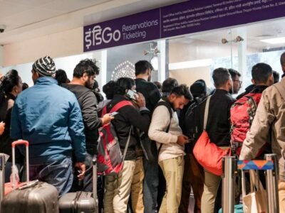 'ਏਅਰਲਾਈਨਾਂ ਫਾਇਦਾ ਕਿਵੇਂ ਲੈ ਸਕਦੀਆਂ ਹਨ?': ਦਿੱਲੀ ਹਾਈ ਕੋਰਟ ਨੇ ਇੰਡੀਗੋ ਹਫੜਾ-ਦਫੜੀ ਦੌਰਾਨ ਹਵਾਈ ਕਿਰਾਏ 'ਤੇ ਕੇਂਦਰ ਦੀ ਖਿਚਾਈ