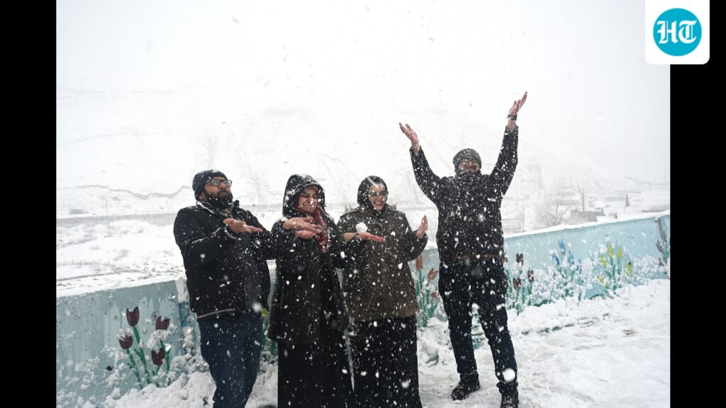 ਕਸ਼ਮੀਰ ਵਿੱਚ ਬਰਫ਼ਬਾਰੀ ਨਾਲ ਚਿੱਲਈ ਕਲਾਂ ਦੀ ਸ਼ੁਰੂਆਤ ਹੁੰਦੀ ਹੈ