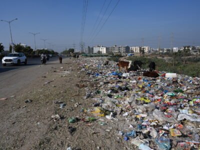 ਕੂੜੇ ਦੇ ਸੰਕਟ ਕਾਰਨ ਚੰਡੀਗੜ੍ਹ ਏਅਰਪੋਰਟ ਰੋਡ ਕੂੜੇ ਨਾਲ ਭਰੀ ਹੋਈ ਹੈ