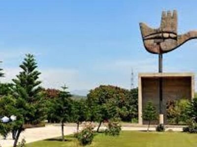 ਚੰਡੀਗੜ੍ਹ: ਪਾਰਕਿੰਗ ਨਿਯਮਾਂ ਦੀ ਉਲੰਘਣਾ ਕਰਨ ਵਾਲੇ ਸੰਡੇ ਕਾਰ ਬਾਜ਼ਾਰ ਵੇਚਣ ਵਾਲਿਆਂ ਖ਼ਿਲਾਫ਼ ਕਾਰਵਾਈ