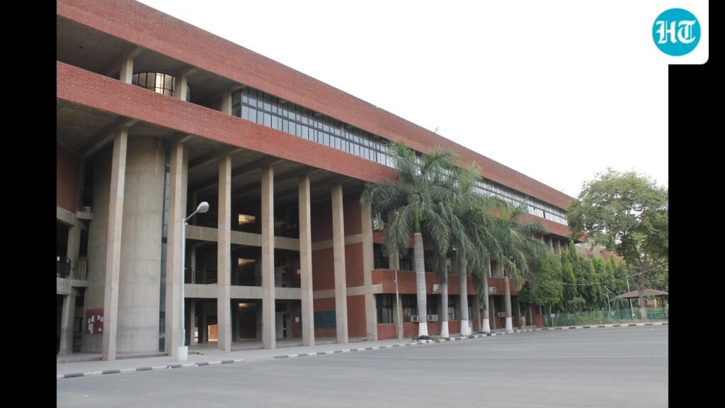 ਚੰਡੀਗੜ੍ਹ: ਸੈਕਸ਼ਨ-42 ਗਰਲਜ਼ ਕਾਲਜ ਦੇ ਆਡਿਟ ਨੇ ਵਿਦਿਆਰਥੀਆਂ ਦੇ ਫੰਡਾਂ ਵਿੱਚ ਗੜਬੜੀ ਦਾ ਖੁਲਾਸਾ ਕੀਤਾ ਹੈ