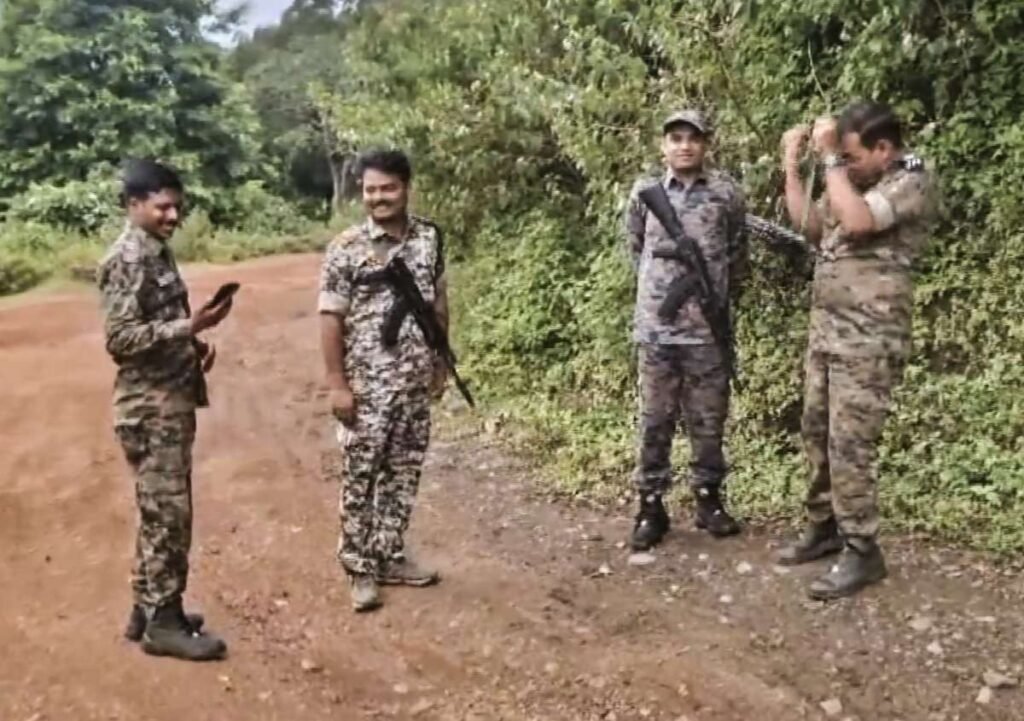 ਛੱਤੀਸਗੜ੍ਹ ਦੇ ਸੁਕਮਾ ਜ਼ਿਲੇ ‘ਚ 33 ਲੱਖ ਰੁਪਏ ਦੇ ਸਮੂਹਿਕ ਇਨਾਮ ਵਾਲੇ 10 ਨਕਸਲੀਆਂ ਨੇ ਕੀਤਾ ਆਤਮ ਸਮਰਪਣ