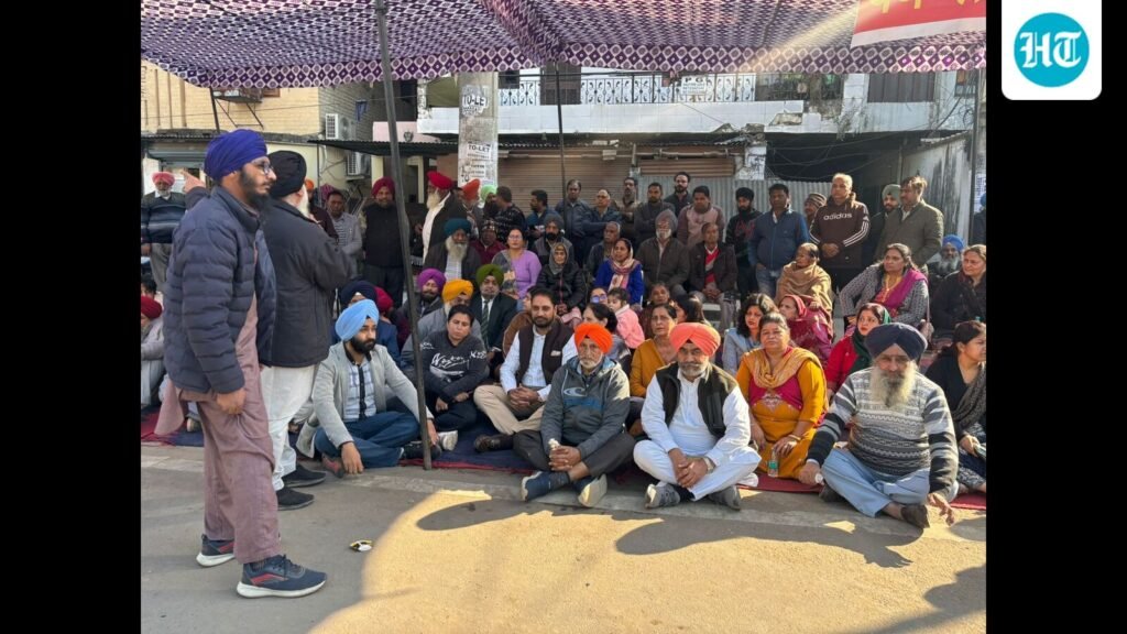 ਪੰਜਾਬ: ਮੋਹਾਲੀ ਦੇ ਫੇਜ਼ 11 ਵਿੱਚ ਢਾਹੁਣ ਦੀ ਮੁਹਿੰਮ ਦੇ ਵਿਰੋਧ ਵਿੱਚ ਲੋਕ ਸੜਕਾਂ ‘ਤੇ ਉਤਰੇ