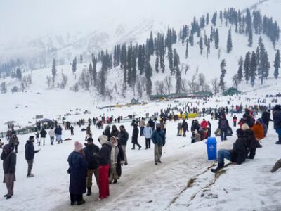 ਬਰਫ਼ ਦੇ ਟੁਕੜਿਆਂ ਤੋਂ ਮੁਸਕਰਾਹਟ ਤੱਕ: ਬਰਫ਼ ਦੇ ਜਾਦੂ ਨੇ ਕਸ਼ਮੀਰ ਨੂੰ ਸੈਲਾਨੀ ਚੁੰਬਕ ਵਿੱਚ ਬਦਲ ਦਿੱਤਾ ਹੈ