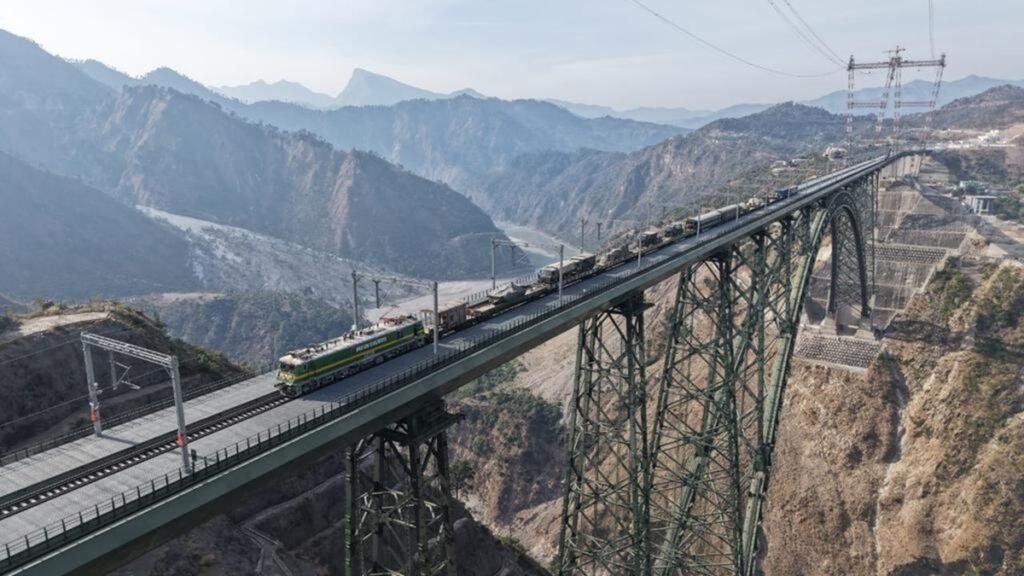 ਭਾਰਤੀ ਫੌਜ ਵਿਸ਼ੇਸ਼ ਮਿਲਟਰੀ ਟਰੇਨ ਰਾਹੀਂ ਕਸ਼ਮੀਰ ਵਿੱਚ ਟੈਂਕਾਂ, ਤੋਪਖਾਨੇ, ਇੰਜਨੀਅਰਿੰਗ ਉਪਕਰਣਾਂ ਨੂੰ ਸ਼ਾਮਲ ਕਰਦੀ ਹੈ