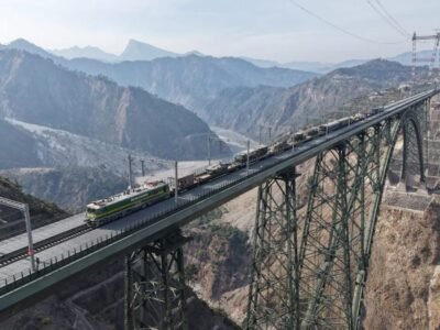 ਭਾਰਤੀ ਫੌਜ ਵਿਸ਼ੇਸ਼ ਮਿਲਟਰੀ ਟਰੇਨ ਰਾਹੀਂ ਕਸ਼ਮੀਰ ਵਿੱਚ ਟੈਂਕਾਂ, ਤੋਪਖਾਨੇ, ਇੰਜਨੀਅਰਿੰਗ ਉਪਕਰਣਾਂ ਨੂੰ ਸ਼ਾਮਲ ਕਰਦੀ ਹੈ